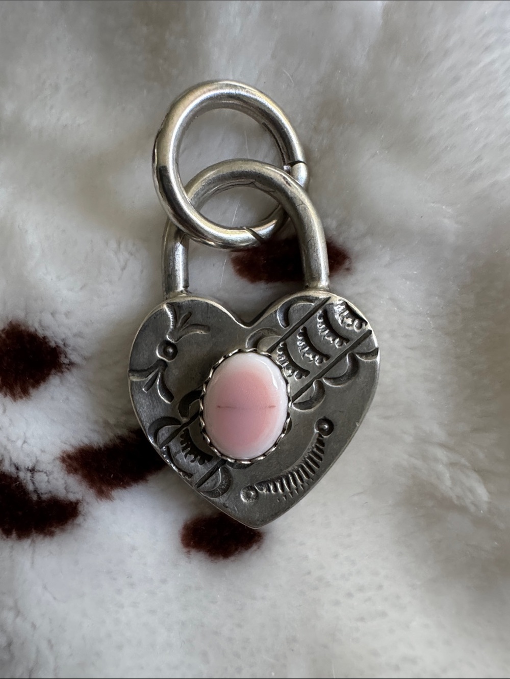 Native made 925 silver Heart-Shaped Padlock Pendant with Pink conch